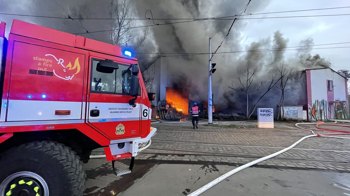V Praze hoří hala, lidé z okolí by neměli větrat